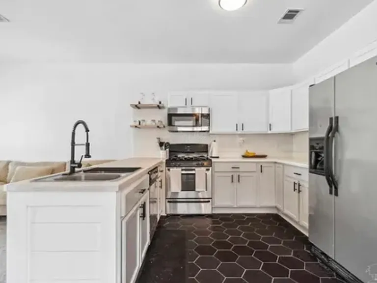 904 N Davis Hwy — Photo 4