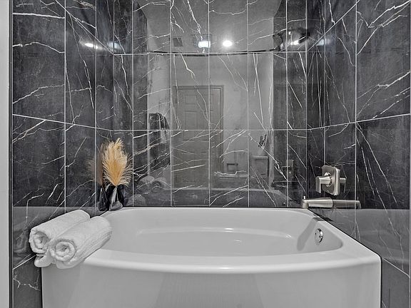4th image of 425 W 5th St APT 401