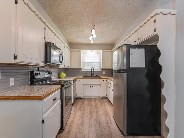 1046 Sunset Cir, Yale, OK 74085