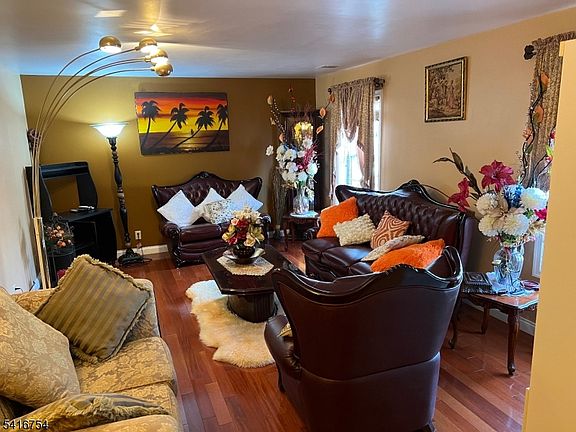4th image of 415 Wheatsheaf Rd