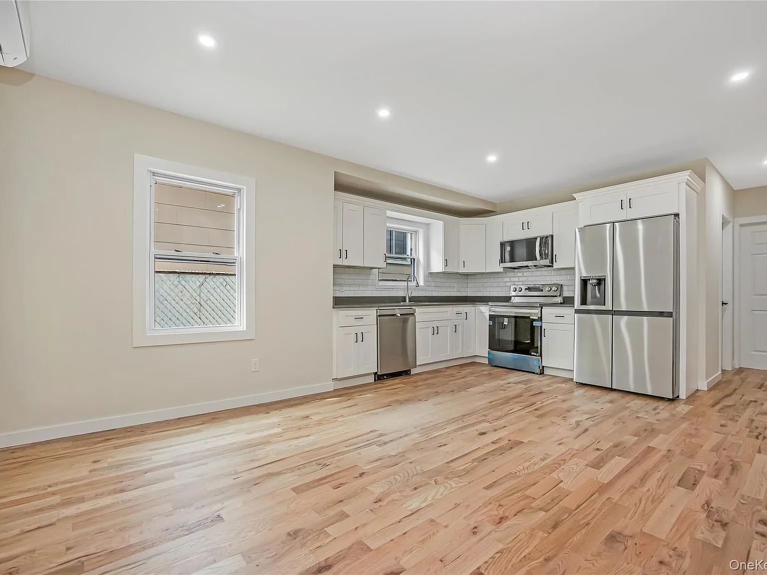 3 bed, 1.0 bath, 1556 sqft, $3,700 — Photo 3