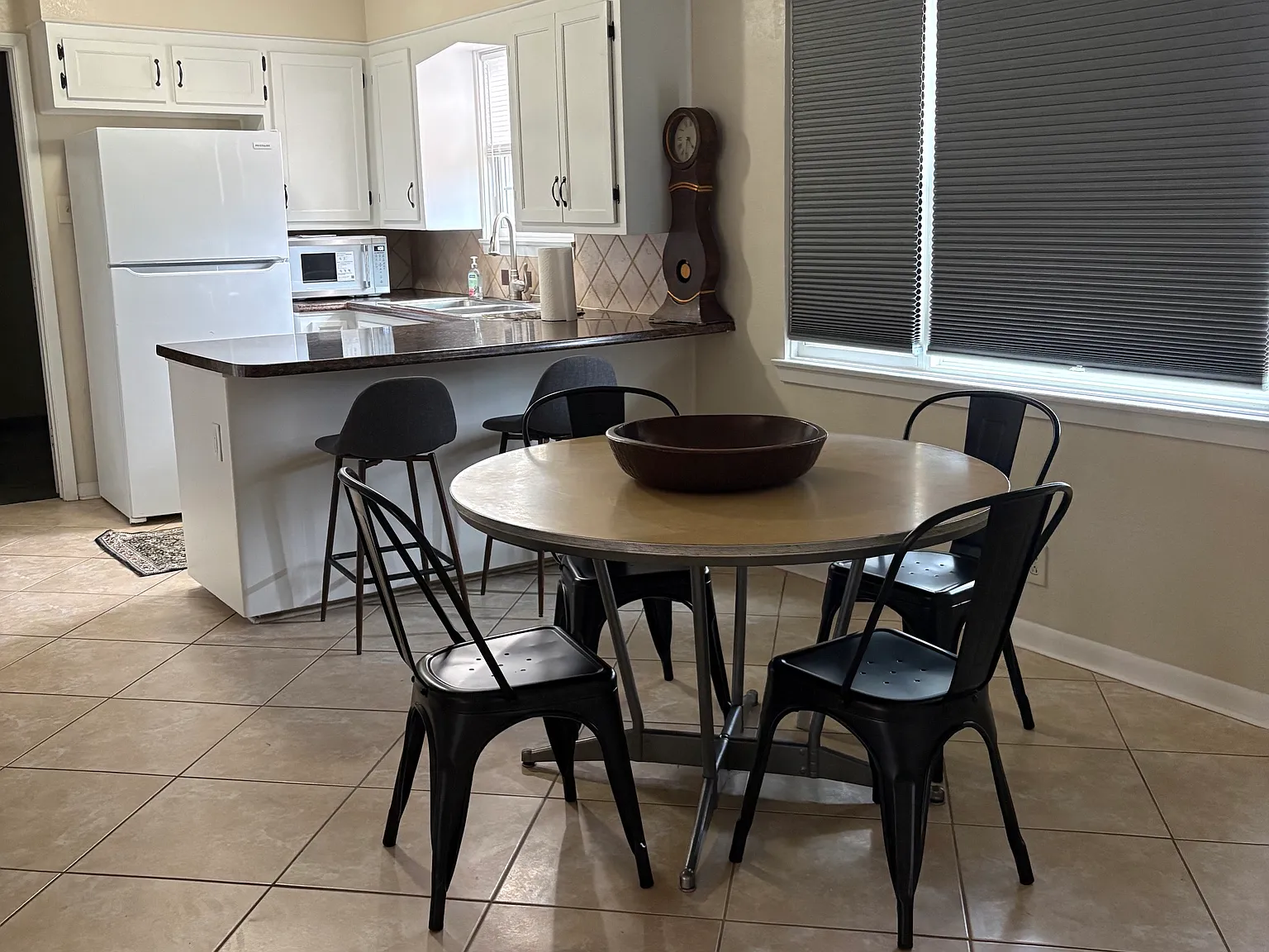 3 bed, 1340 sqft, $4,600 — Photo 2