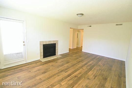 044_1054836f6bbf3a3_Livingroom