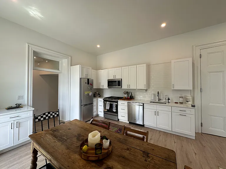 231 W Johnson Street — Photo 18