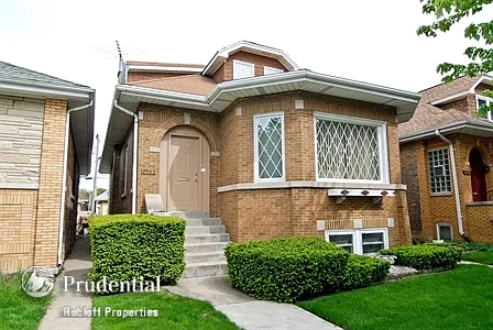 2563 Clarke St photo 1