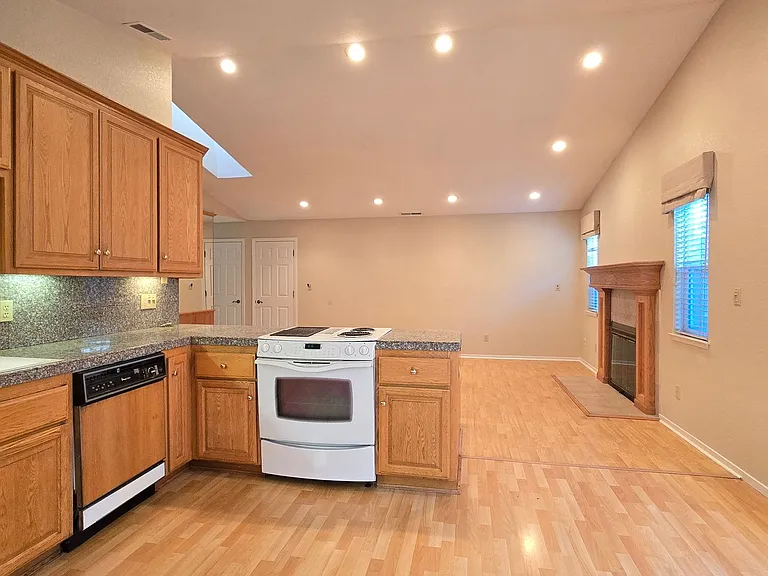 215 Avenida Espana — Photo 6