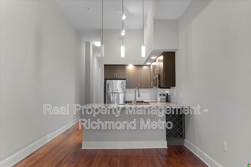 1st image of 2022 E Broad St #202