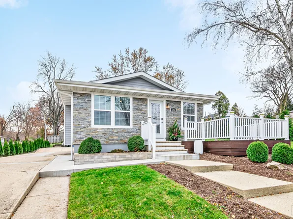502 Plum St, Lake In The Hills, IL 60156