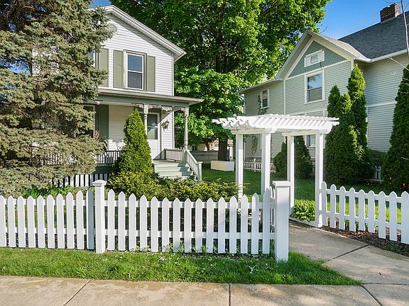 3rd image of 1039 Harlem Blvd