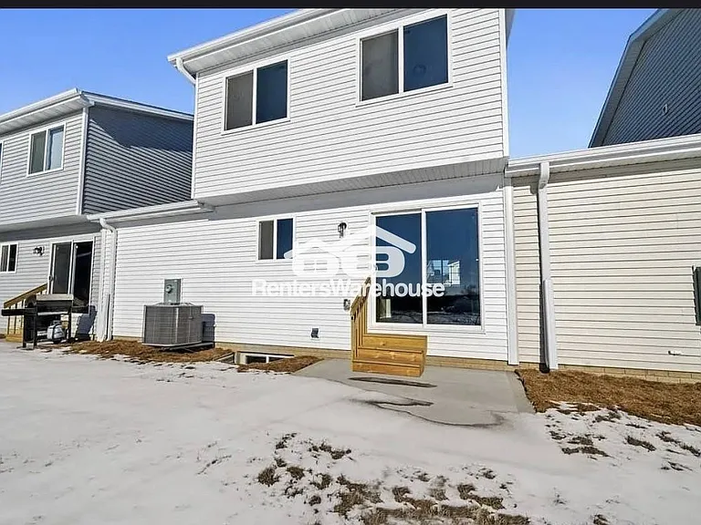 104 E Sycamore St — Photo 25
