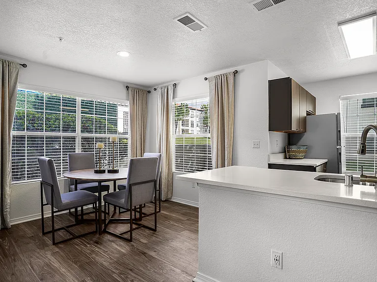 La Ventana Apartments — Photo 33