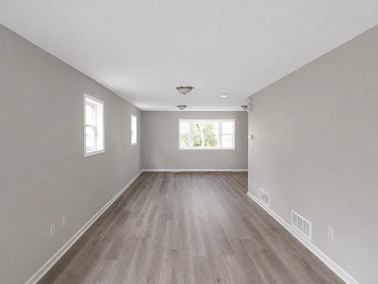 2331 Sheridan Ave N — Photo 6