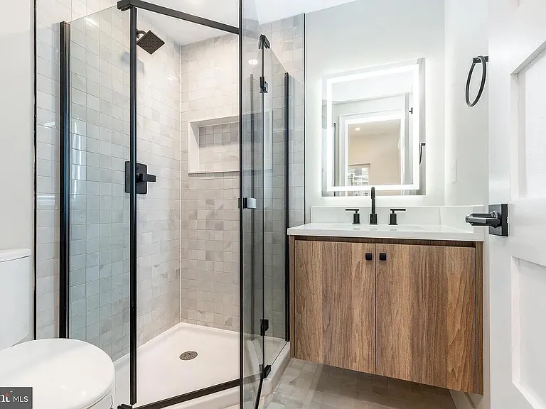 2433 W Seybert St — Photo 5