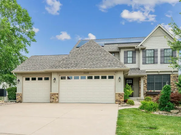 6685 Summerfield Dr, Bettendorf, IA 52722