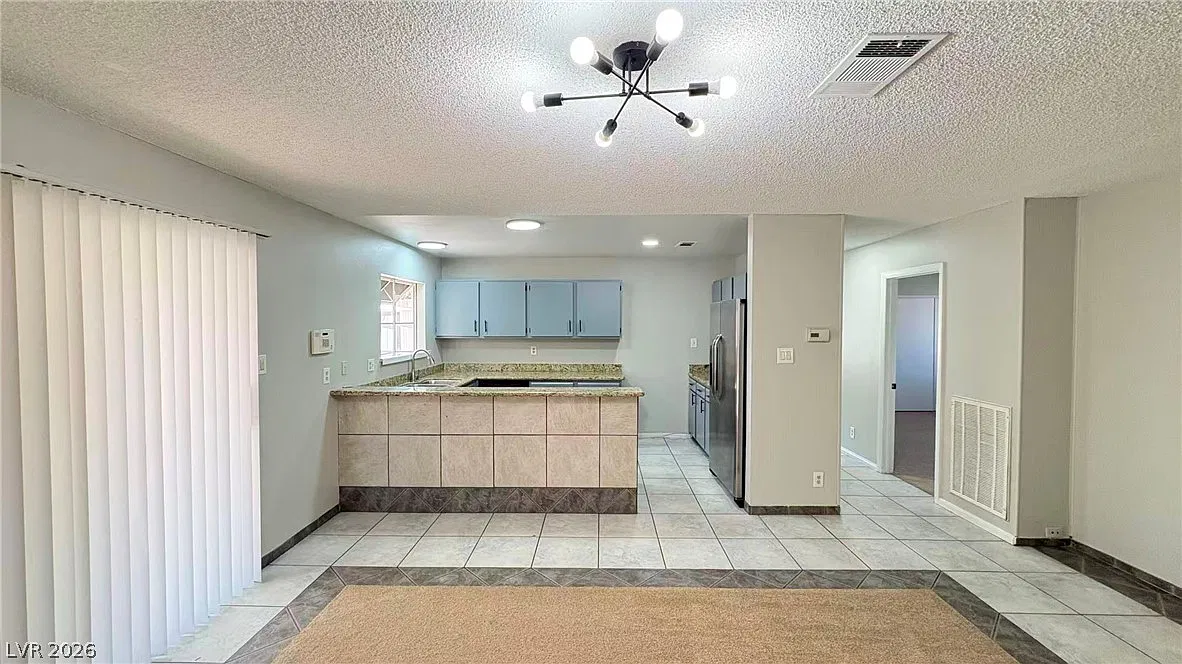 3 bed, 2.0 bath, 1877 sqft, $2,140 — Photo 3