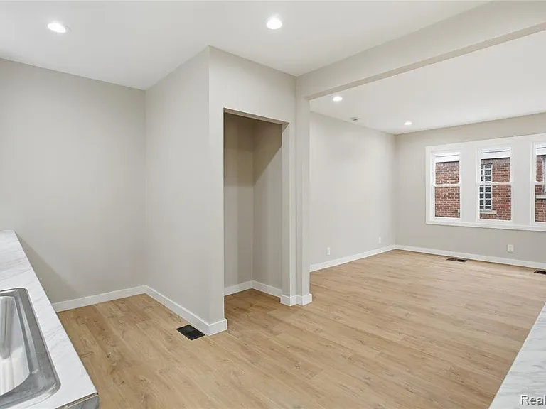 14615-14617 Winthrop St — Photo 20