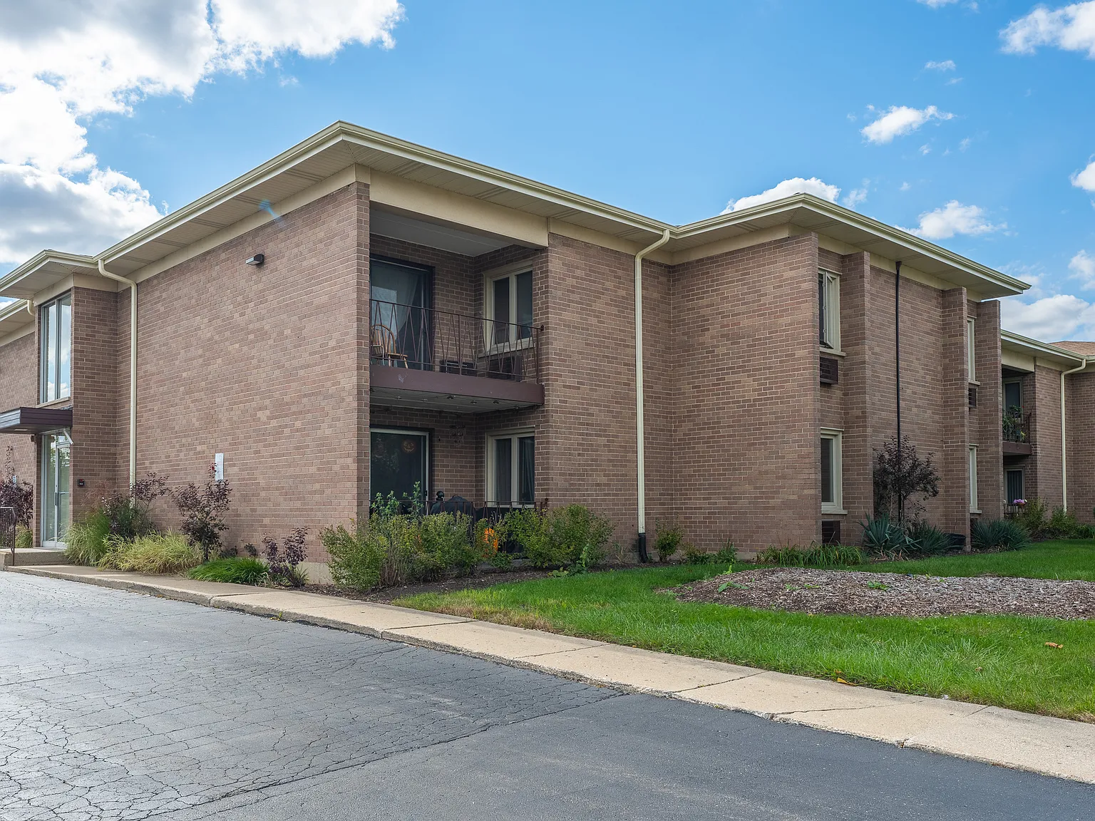 484 N Addison Ave — Photo 1