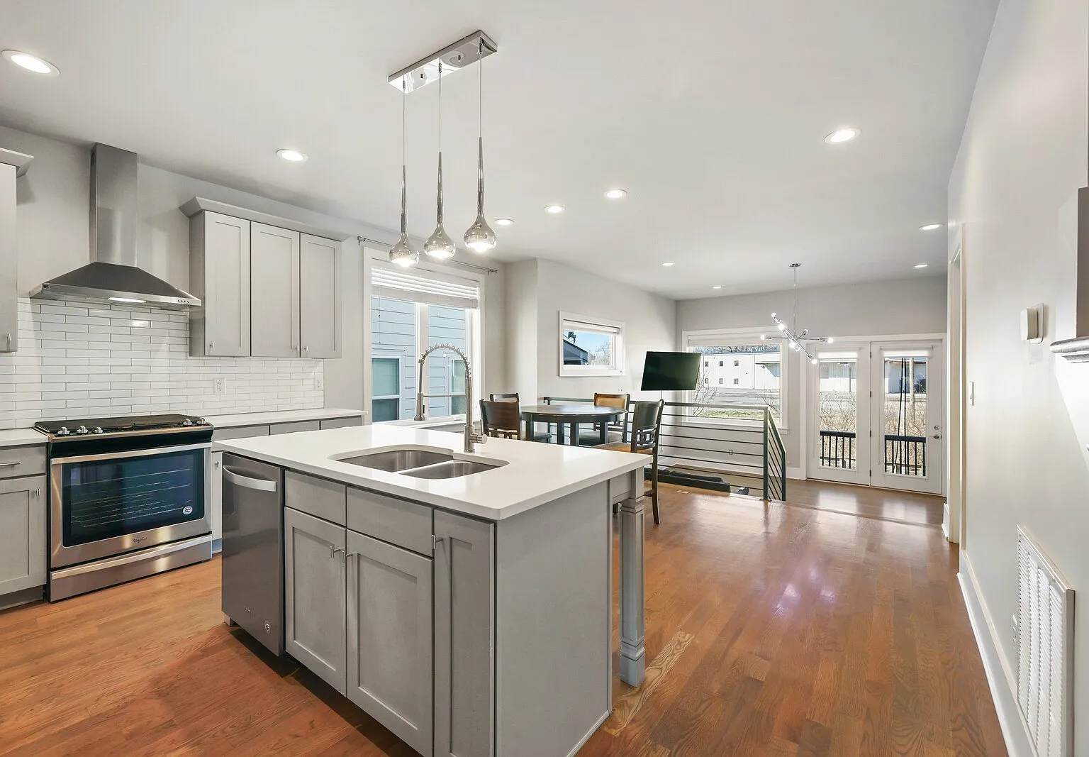 3 bed, 4.0 bath, 2480 sqft, $4,700 — Photo 2