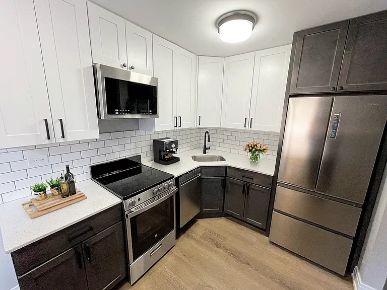 Sheridan Glen - 6040 N Sheridan Rd — Photo 6