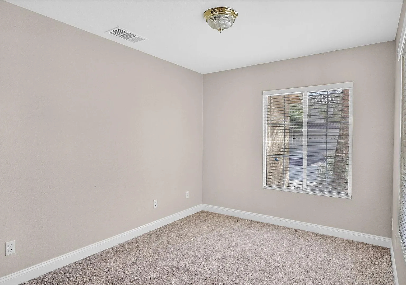 Great 2 story home with sparkling pool, located inside Guard Gated Southern Highlands! — Photo 3