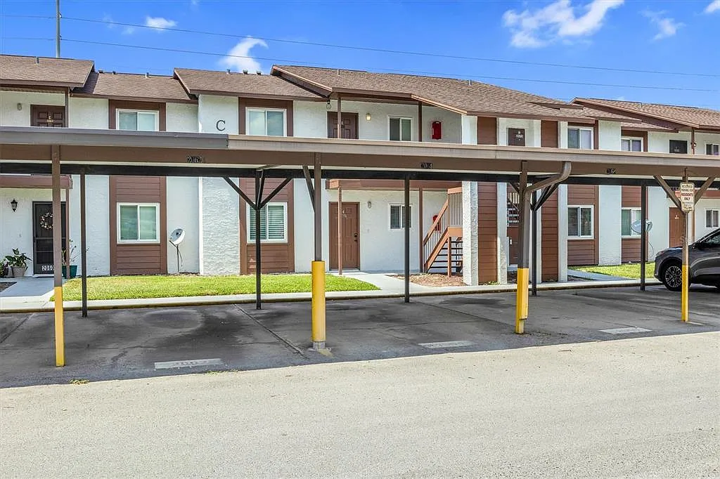 2 bed, 2.0 bath, 876 sqft, $1,300 — Photo 2