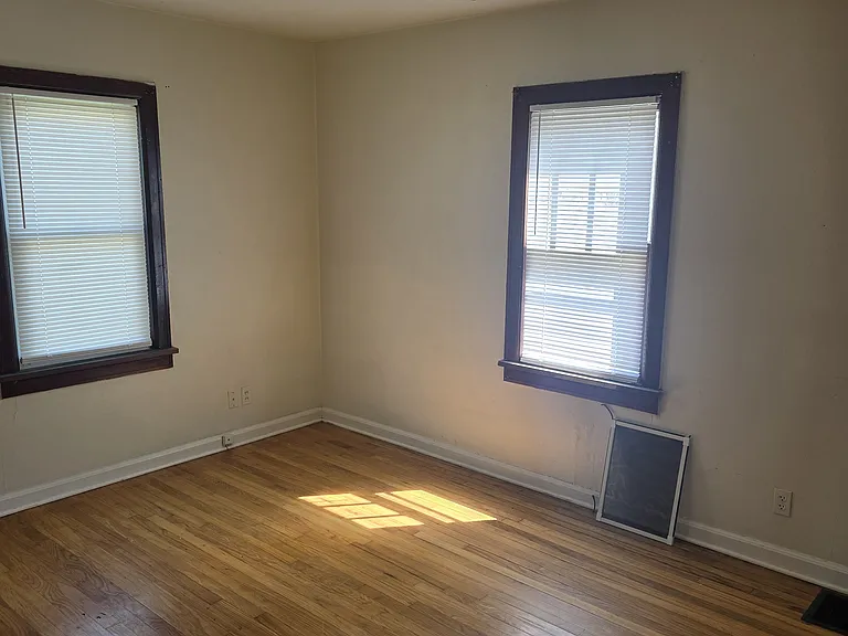 2528 Lincoln St — Photo 2