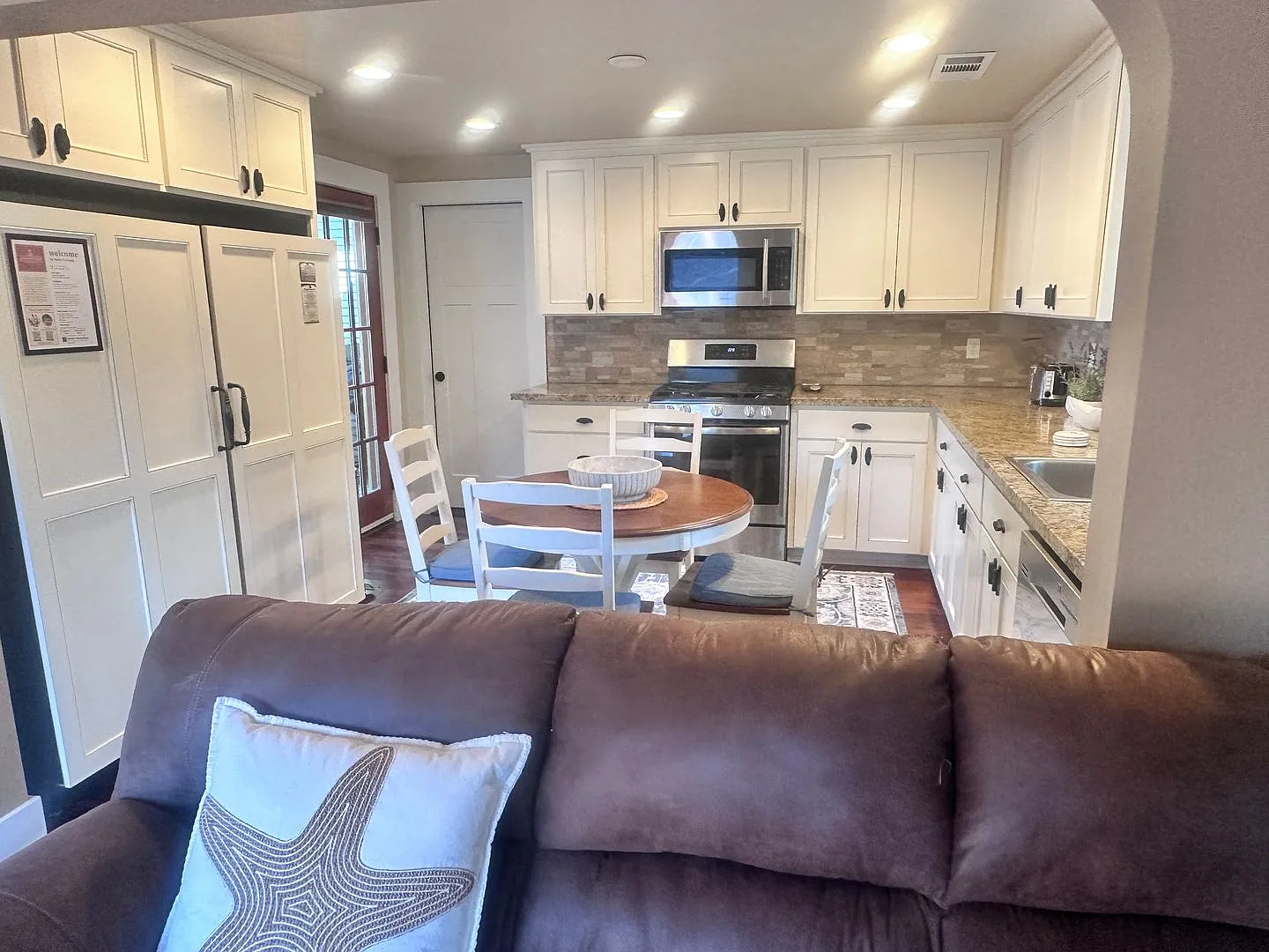 Snow Cottage: 1bd/1ba, Beautiful Full Kitchen, Pets OK $300 Utility fee — Photo 3