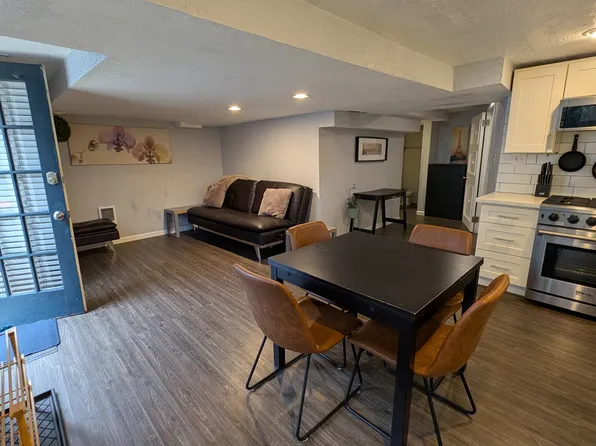 312 NE 52nd St #Mil, Seattle, WA 98105