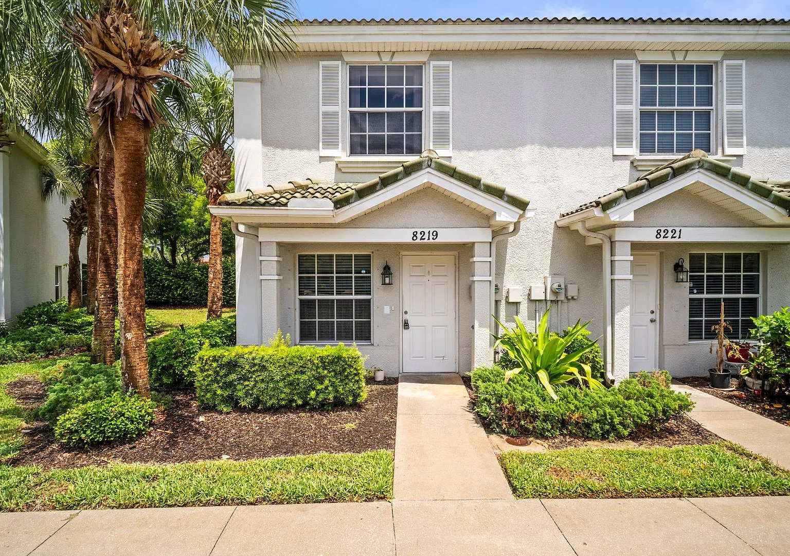 Beautiful Townhome 2-bedroom, 2.5-bathroom in the desirable Fort Myers — Photo 1