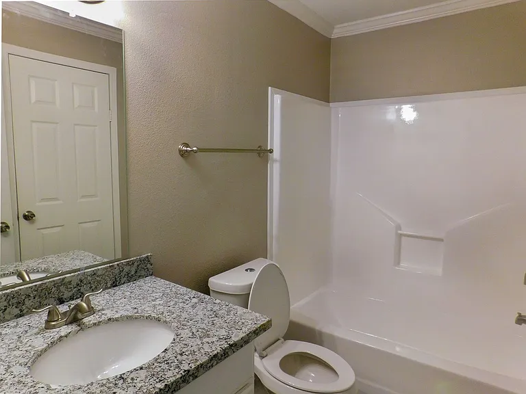 107 Varsity Dr — Photo 37