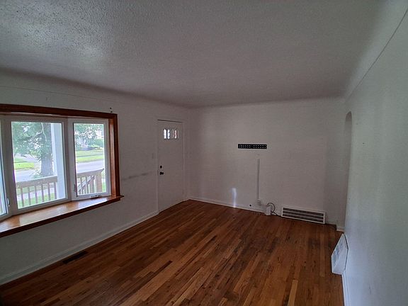 4th image of 631 Campbell St