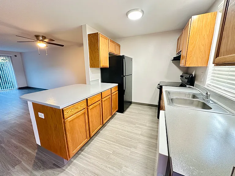 Village Glen Apartments — Photo 4