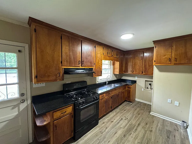 1260 Cherokee Ave — Photo 2
