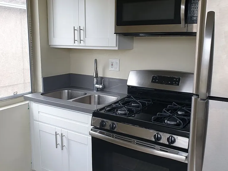 2278 W Adams Blvd — Photo 3