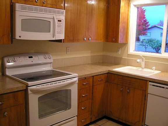Updated kitchen, new stove, microwave, dishwasher
