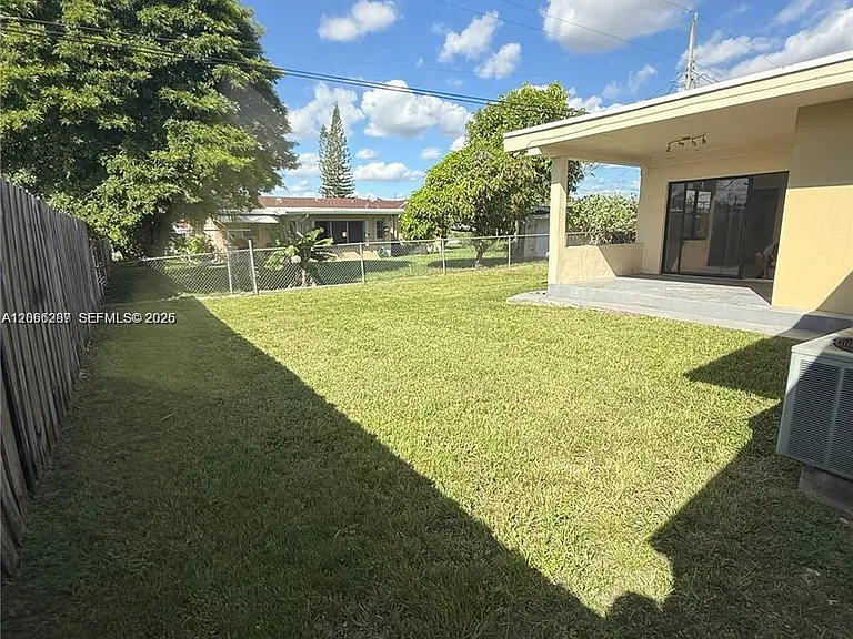 11821 SW 185th Ter — Photo 17