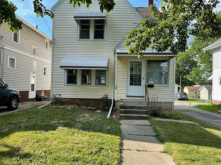234 E Walnut St — Photo 1