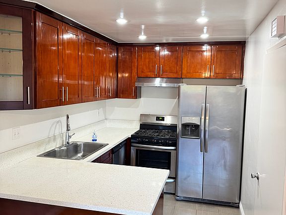 4th image of 2528 Arizona Ave APT 1