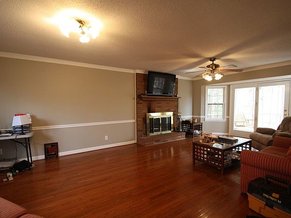 4th image of 203 N Staunton Ct