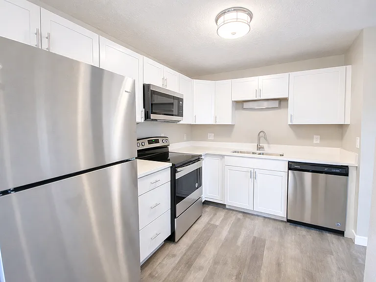 373 Lakewood Dr — Photo 2