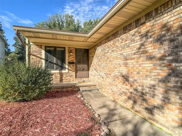 914 North Rd, Fenton, MI 48430