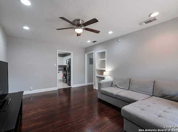 3rd image of 4611 Creekmoor Dr