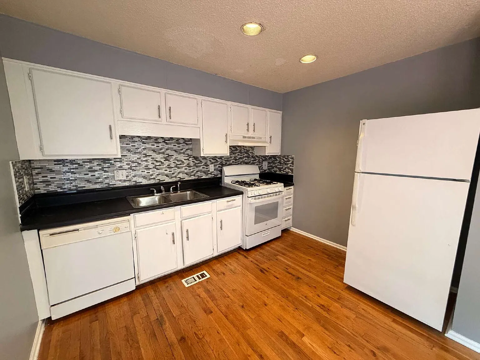 3 bed, 2.0 bath, 1318 sqft, $1,695 — Photo 3