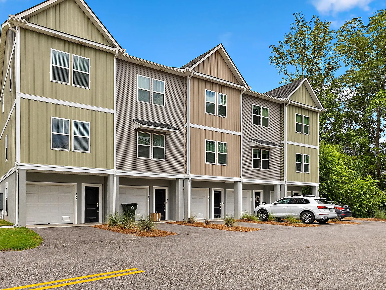 2 bed, 2.5 bath, 1056 sqft, $1,895 — Photo 1