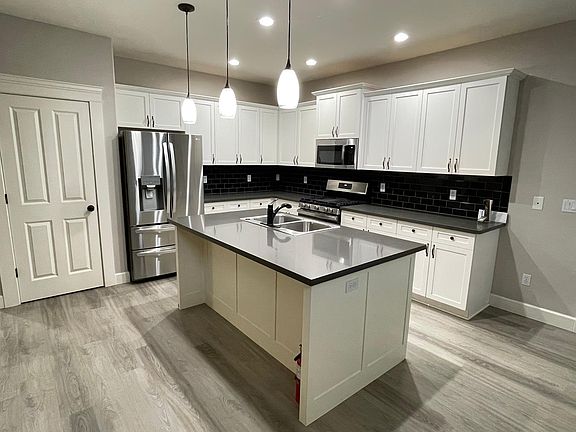 Full kitchen