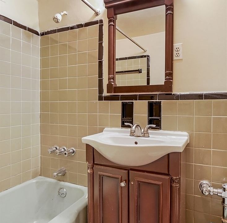 2nd image of 340 W 48th St APT 2D