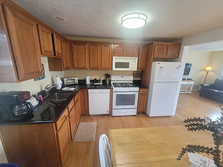 89 Ashworth Ave #8 — Photo 2