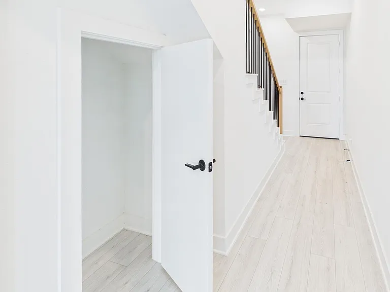 9609 Valeca Dr — Photo 3