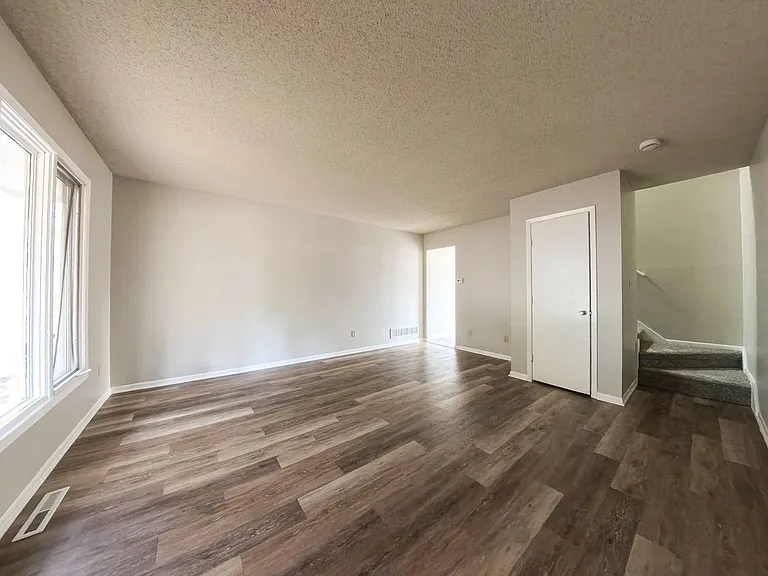 611 Hickory Hill Ln — Photo 2