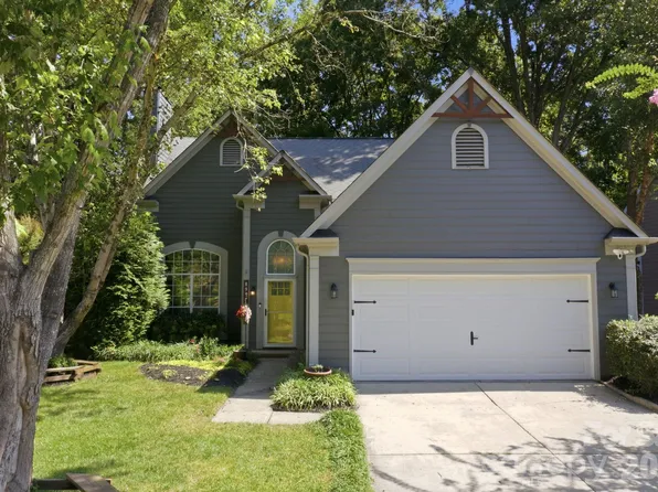 8927 Raven Park Dr, Charlotte, NC 28216
